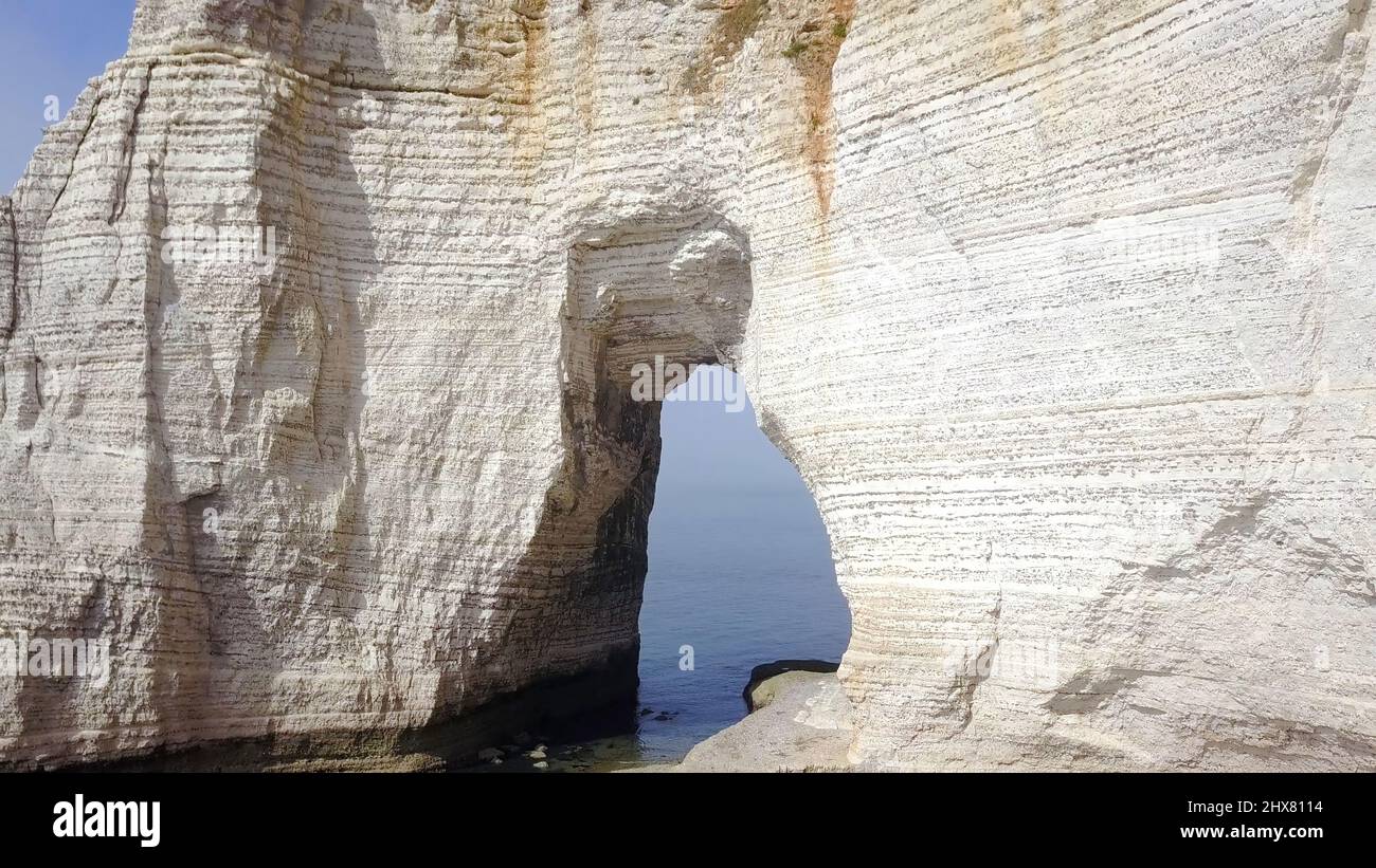 Vue de dessus de la falaise blanche avec arche. Action. Passage voûté en falaise blanche - beau miracle de la nature, créé en processus d'érosion de la mer et Banque D'Images