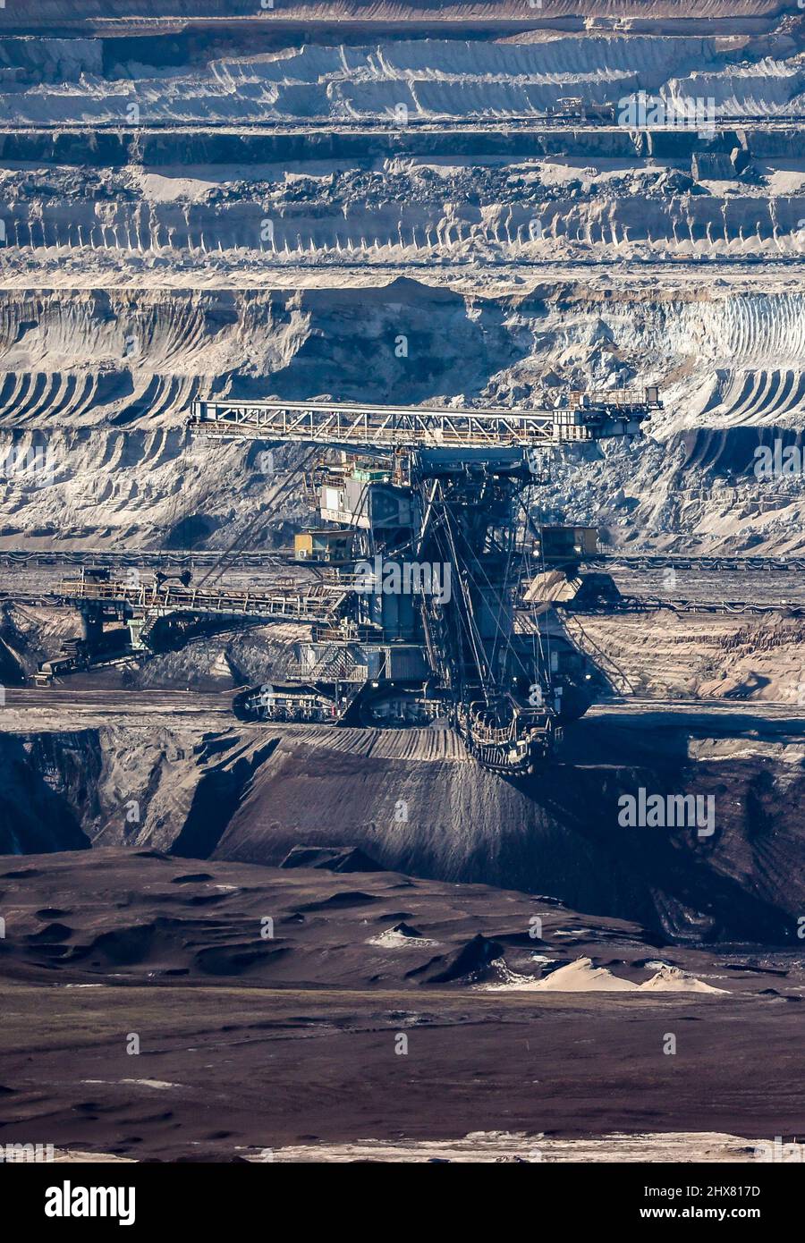 10 mars 2022, Saxe, Neukieritzsch: Une pelle hydraulique à chaînes à godets travaille dans la mine à ciel ouvert Vereinigtes Schleenhain. Compte tenu de la dépendance de l'Allemagne à l'égard du charbon et du gaz en provenance de Russie, plusieurs politiciens de l'est de l'Allemagne avaient soulevé une nouvelle discussion sur une élimination précoce du charbon d'ici 2030. Photo: Jan Woitas/dpa-Zentralbild/dpa Banque D'Images