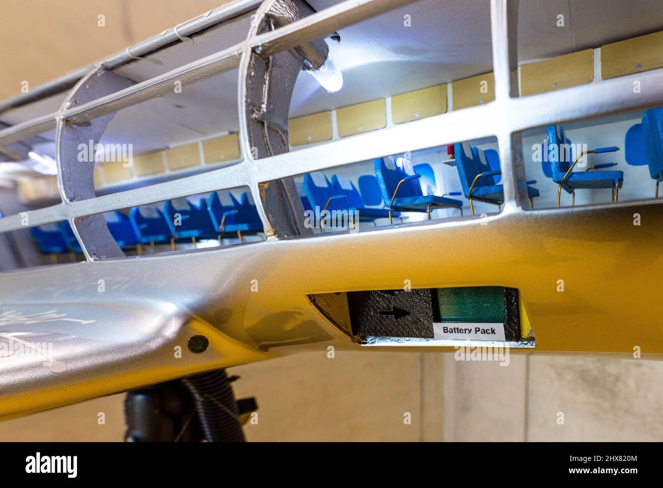 Cottbus, Allemagne. 10th mars 2022. Un modèle d'avion à l'échelle 1:32 pour le vol hybride-électrique est exposé au Gründungszentrum Cottbus, où l'Institut pour les systèmes de propulsion aérienne électrifiés a été ouvert aujourd'hui. Cet institut du Centre aérospatial allemand e.V. (DLR) concentre ses recherches sur les futurs systèmes de propulsion à faibles émissions, ouvrant la voie à de nouveaux produits dans l'aviation. Credit: Frank Hammerschmidt/dpa/Alay Live News Banque D'Images