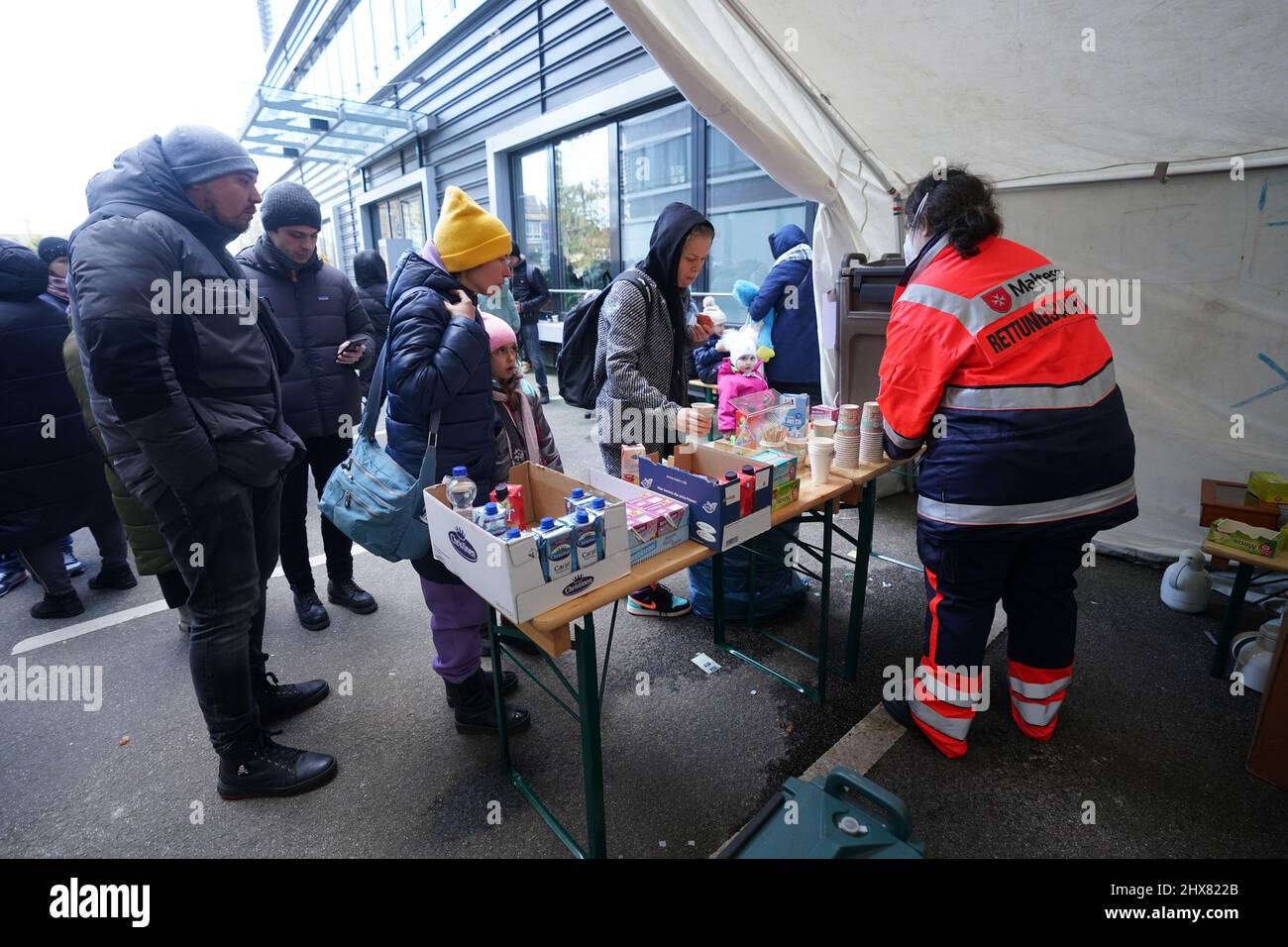 Hambourg, Allemagne. 10th mars 2022. Les employés de l'organisation d'aide Malteser distribuent des boissons chaudes dans une tente aux réfugiés ukrainiens en attente d'admission devant le Bureau central des étrangers avec le nouveau bureau d'enregistrement de l'Office des migrations sur Hammer Straße. Credit: Marcus Brandt/dpa/Alay Live News Banque D'Images