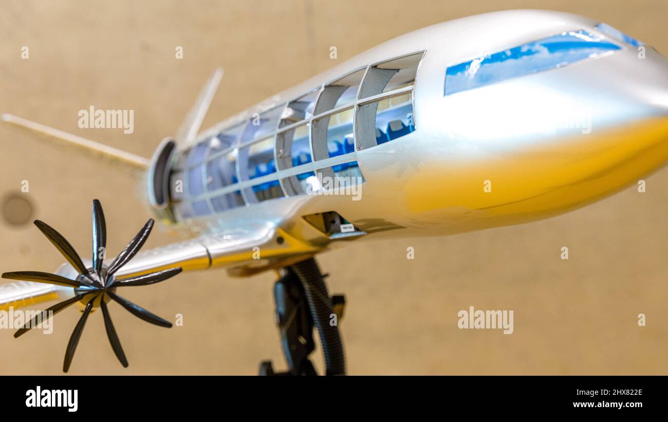 Cottbus, Allemagne. 10th mars 2022. Un modèle d'avion à l'échelle 1:32 pour le vol hybride-électrique est exposé au Gründungszentrum Cottbus, où l'Institut pour les systèmes de propulsion aérienne électrifiés a été ouvert aujourd'hui. Cet institut du Centre aérospatial allemand e.V. (DLR) concentre ses recherches sur les futurs systèmes de propulsion à faibles émissions, ouvrant la voie à de nouveaux produits dans l'aviation. Credit: Frank Hammerschmidt/dpa/Alay Live News Banque D'Images