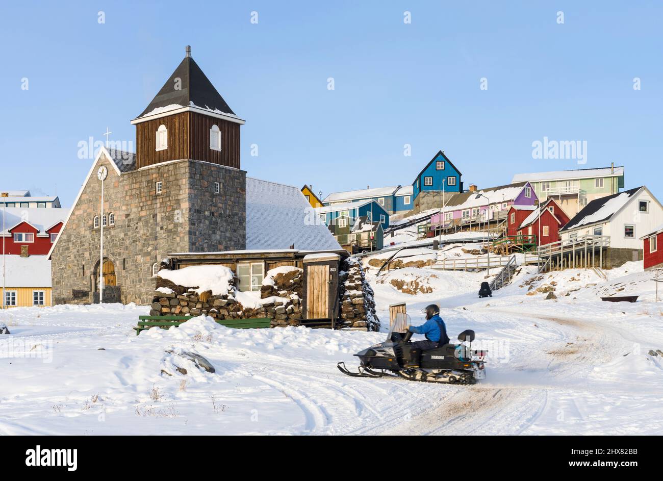 L'église. Ville d'Uummannaq pendant l'hiver dans le nord de la Westgreland, au-delà du cercle arctique. Amérique du Nord, Groenland, territoire danois Banque D'Images