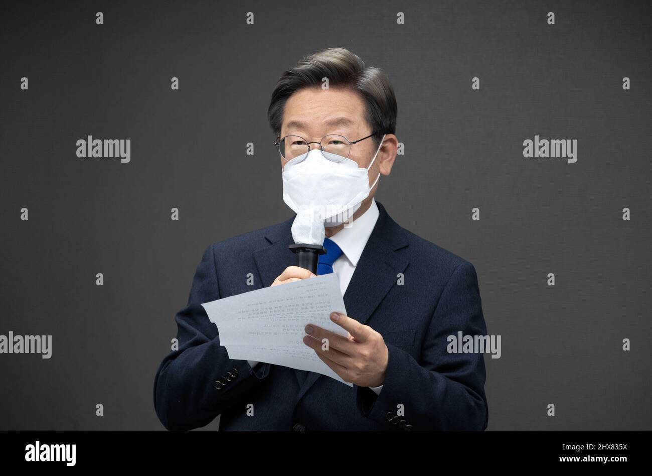 Séoul, Corée du Sud. 9th mars 2022. Lee Jae-myung, candidat à la présidence du Parti démocratique au pouvoir, s'exprime au siège du parti à Séoul, en Corée du Sud, le mercredi 9 mars 2022. Photographe: Lee Young-ho/Pool/Sipa USA crédit: SIPA USA/Alay Live News Banque D'Images