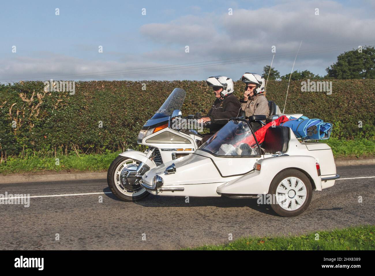 Moto et side-car White Honda Goldwing ; en route vers le Leighton Hall  Classic August car show Carnforth, Royaume-Uni Photo Stock - Alamy