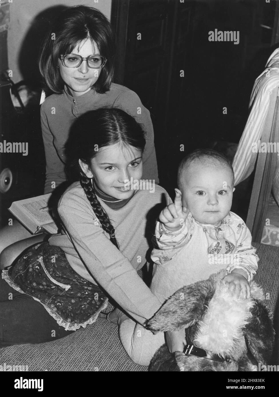 ARCHIVE 1973Model Paulina Porizkova comme enfant avec sa mère Anna et son frère Joachym. La famille de Paulina s'est enfui de Tchécoslovaquie en Suède après l'invasion soviétique en 1968, sans que Paulina soit détenue par les autorités tchécoslovaques. Après une longue lutte par les parents Paulina a été libéré au début des années 70 en Suède où elle a été réunifiée avec sa famille. À 15 ans en 1980, elle a déménagé aux États-Unis et est devenue un modèle. Photo: Scandia Photopress / TT / Code: 680 Banque D'Images