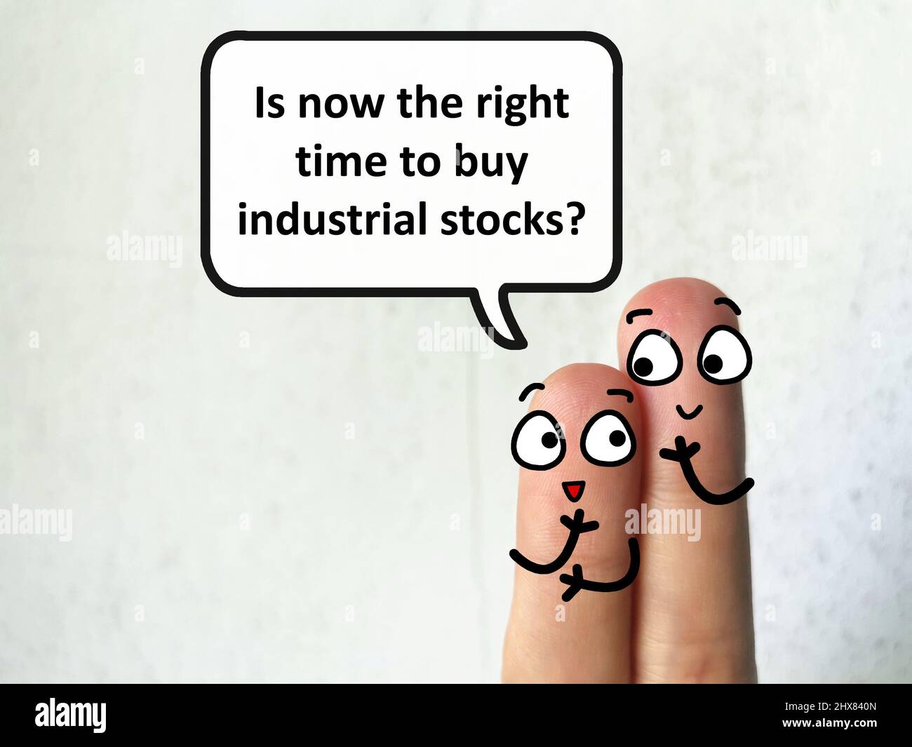 Deux doigts sont décorés pour deux personnes. Ils discutent de la question de l'achat de stocks industriels. Banque D'Images