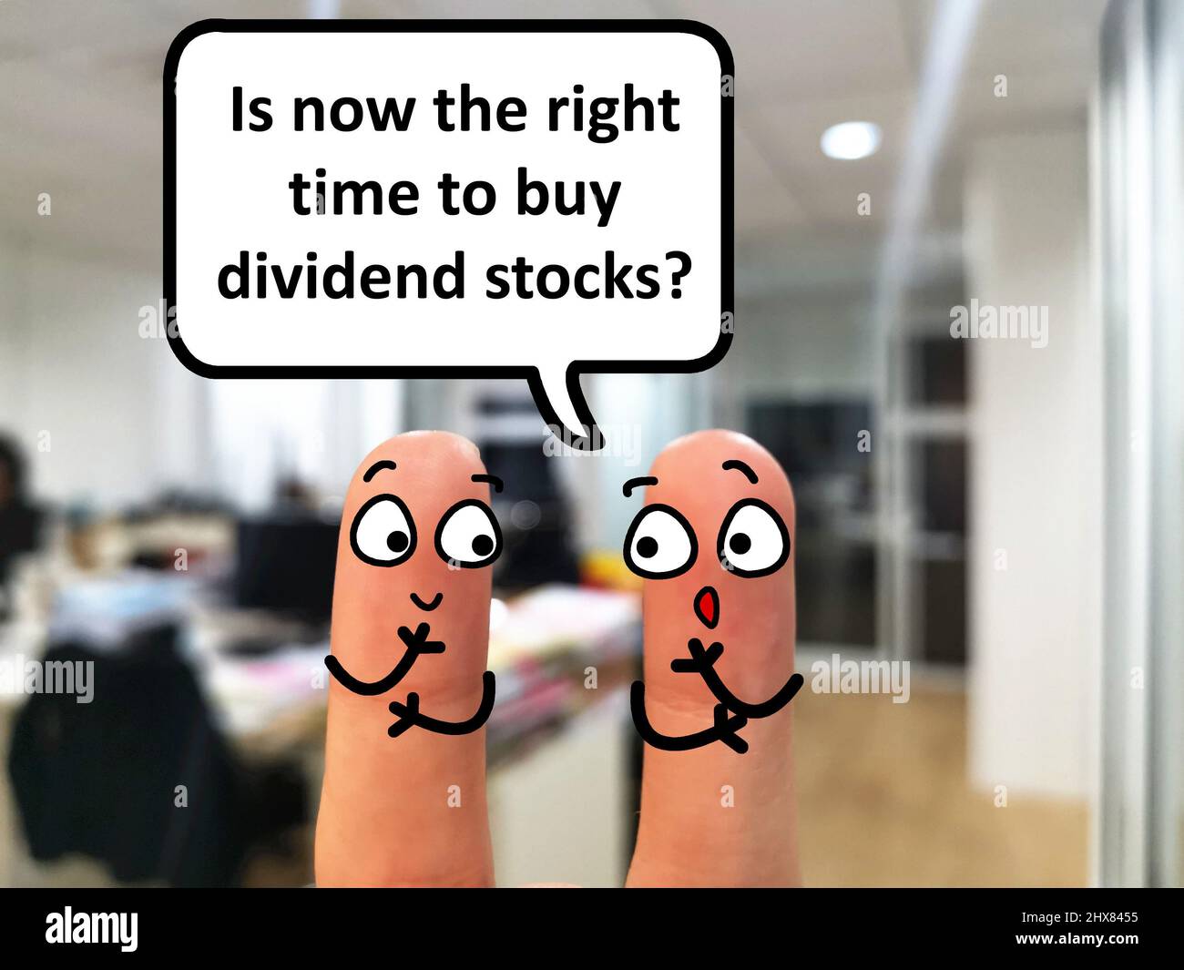 Deux doigts sont décorés pour deux personnes. Ils discutent si c'est le bon moment pour acheter des actions de dividendes. Banque D'Images