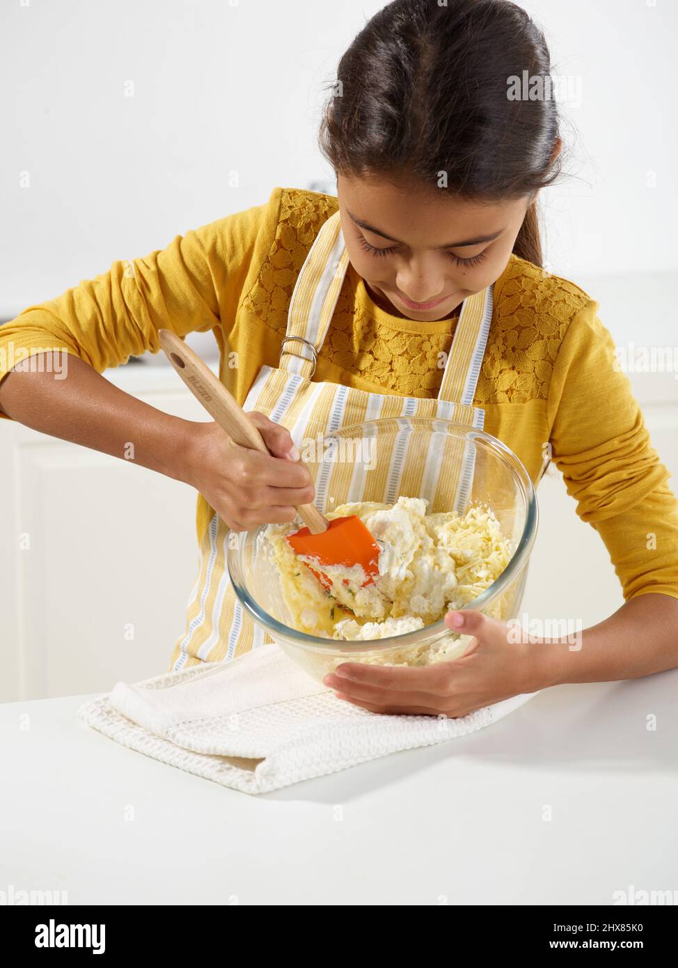 Lasagnes aux patates douces - mélanger les œufs, le yogourt, le basilic et le fromage dans un bol (étape 3 de 6) Banque D'Images