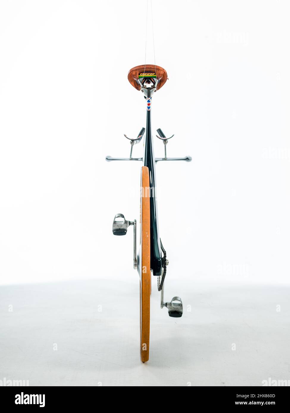 Lotus sport, Royaume-Uni, vue arrière. Monté par Chris Boardman. Vélo construit par Lotus Engineering, Norwich. Vélo olympique prototype de type 108 en fibre de carbone. Fibre de carbone optimisée sur le plan aérodynamique. Chris Boardman a remporté la médaille d'or de la poursuite en 400m aux Jeux Olympiques de Barcelone Banque D'Images