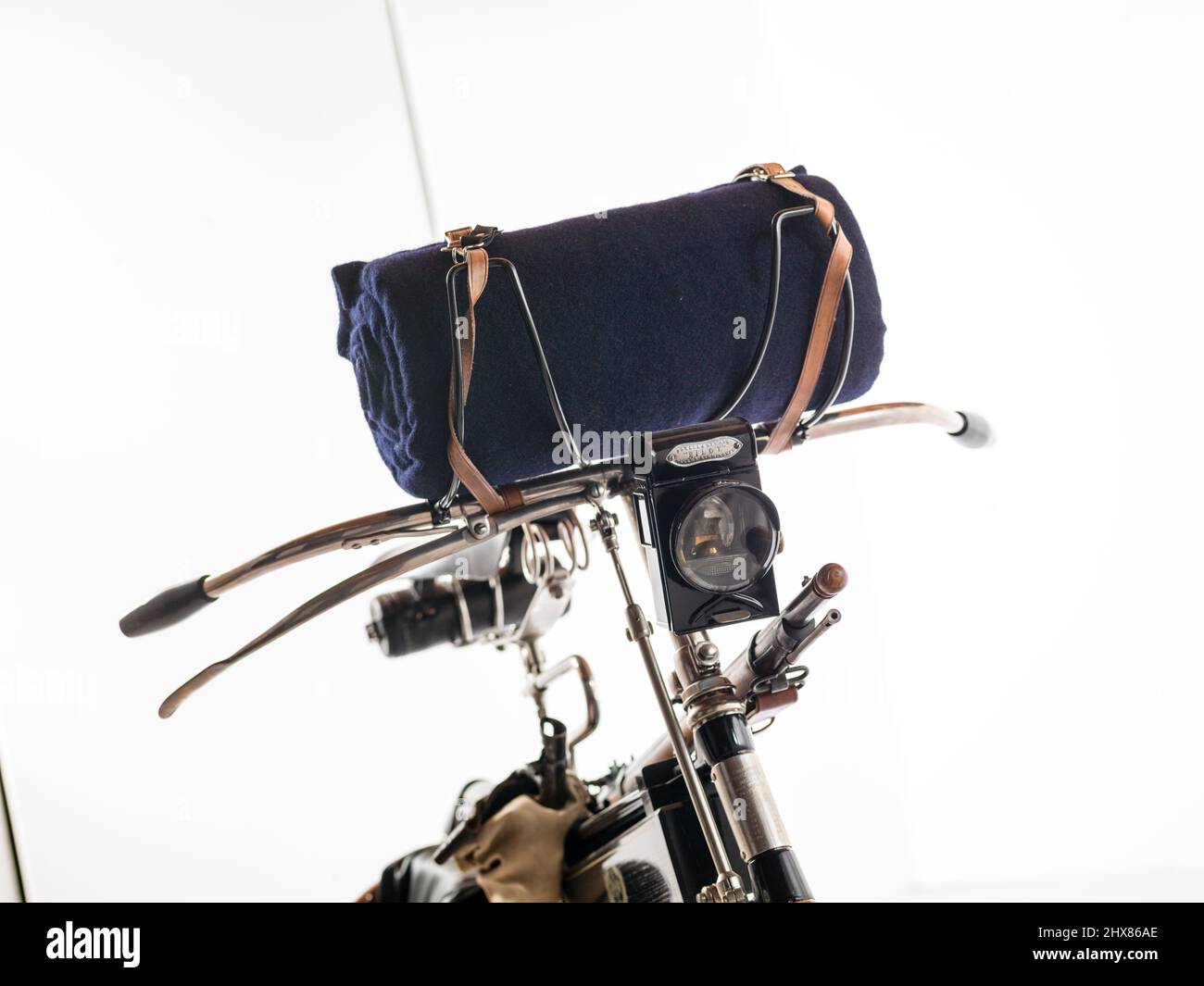 Columbia Military Bicycle (le plus ancien exemple d'un modèle militaire, avec une valise à munitions, une couverture, un fusil et un bugle), États-Unis, 1890, lampe, guidon, couverture, tube de tête Banque D'Images