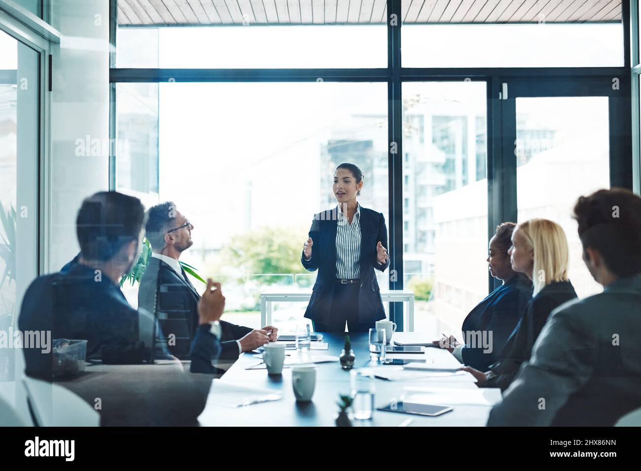 Descendre vers les pointes en laiton. Photo courte d'une jeune femme d'affaires attirante qui donne une présentation dans la salle de réunion. Banque D'Images