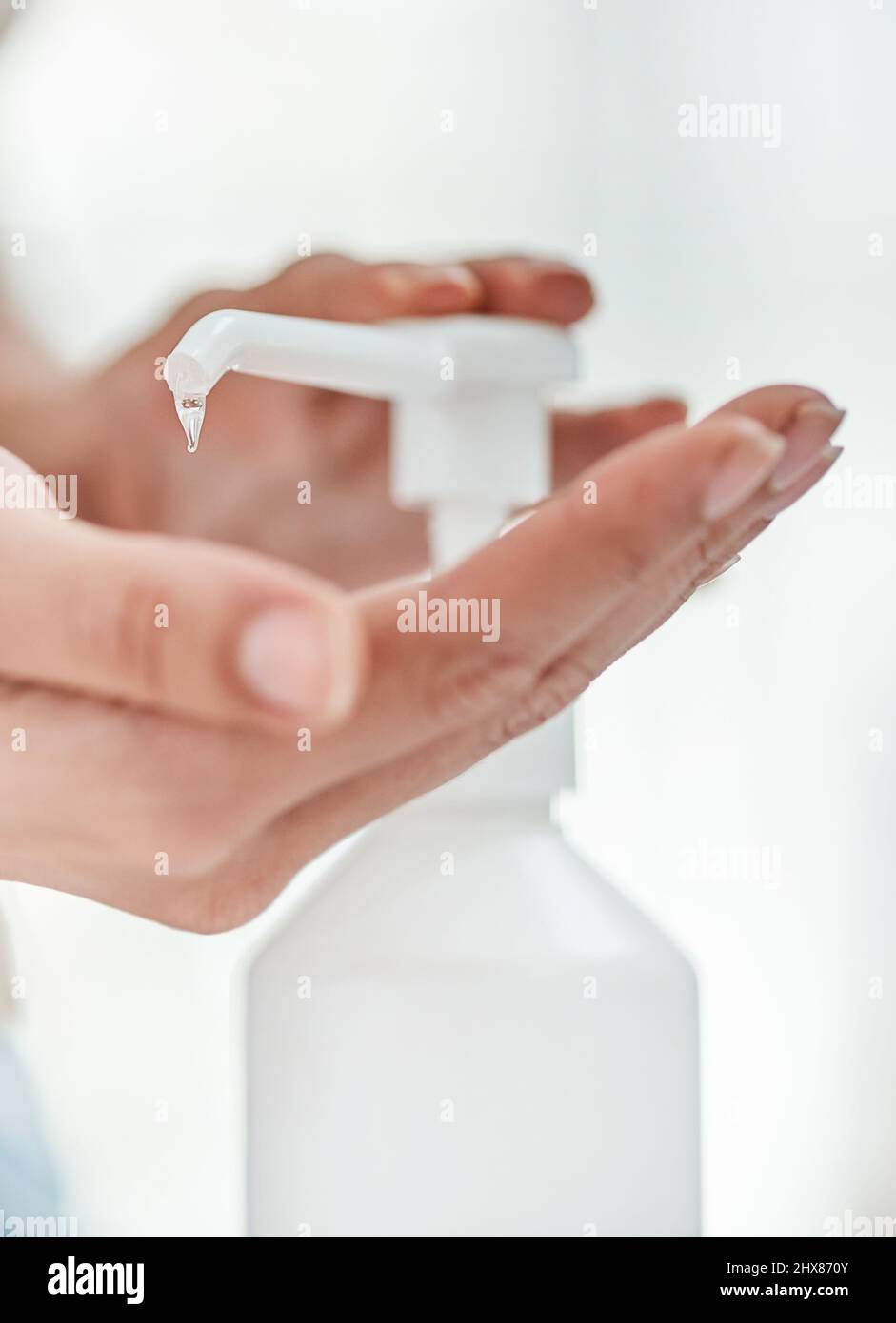 Pour que l'assainisseur pour les mains soit efficace, il doit être utilisé correctement. Photo d'une femme non reconnaissable qui désinfecte ses mains. Banque D'Images