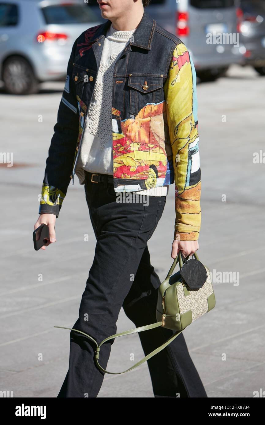 MILAN, ITALIE - 23 FÉVRIER 2022 : homme avec veste en denim noir avec  imprimés colorés et sac Loewe avant le défilé de mode Marco Rambaldi, Milan  Fashion Wee Photo Stock - Alamy
