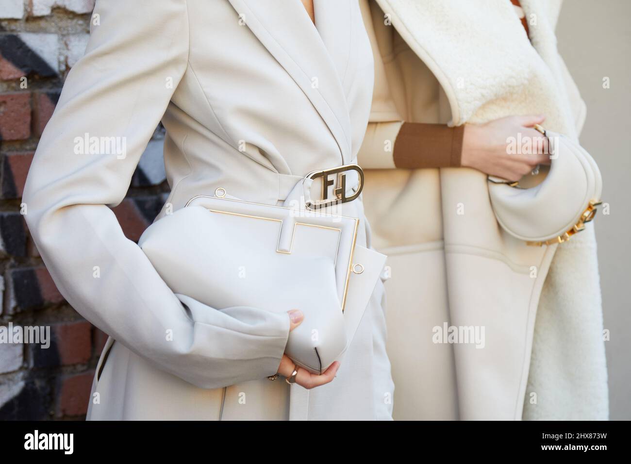 MILAN, ITALIE - 23 FÉVRIER 2022 : femmes avec un manteau Fendi blanc et des  sacs avec des détails dorés avant le spectacle de mode Fendi, Milan Fashion  week Street style Photo Stock - Alamy