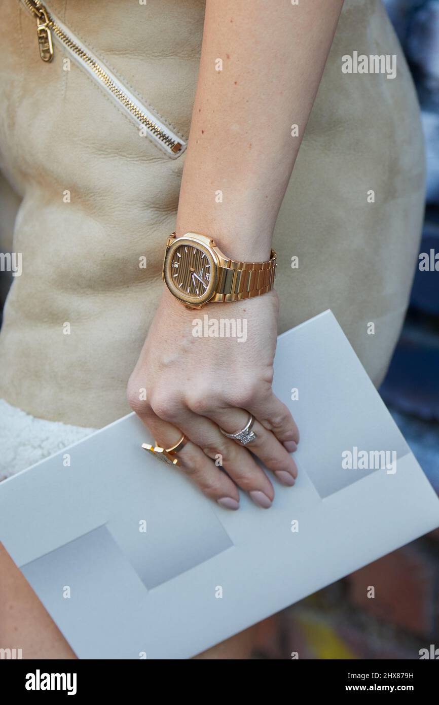 MILAN, ITALIE - 23 FÉVRIER 2022: Femme avec Patek Philippe Nautilus d'or  avant le spectacle de mode de Fendi, Milan Fashion week Street style Photo  Stock - Alamy