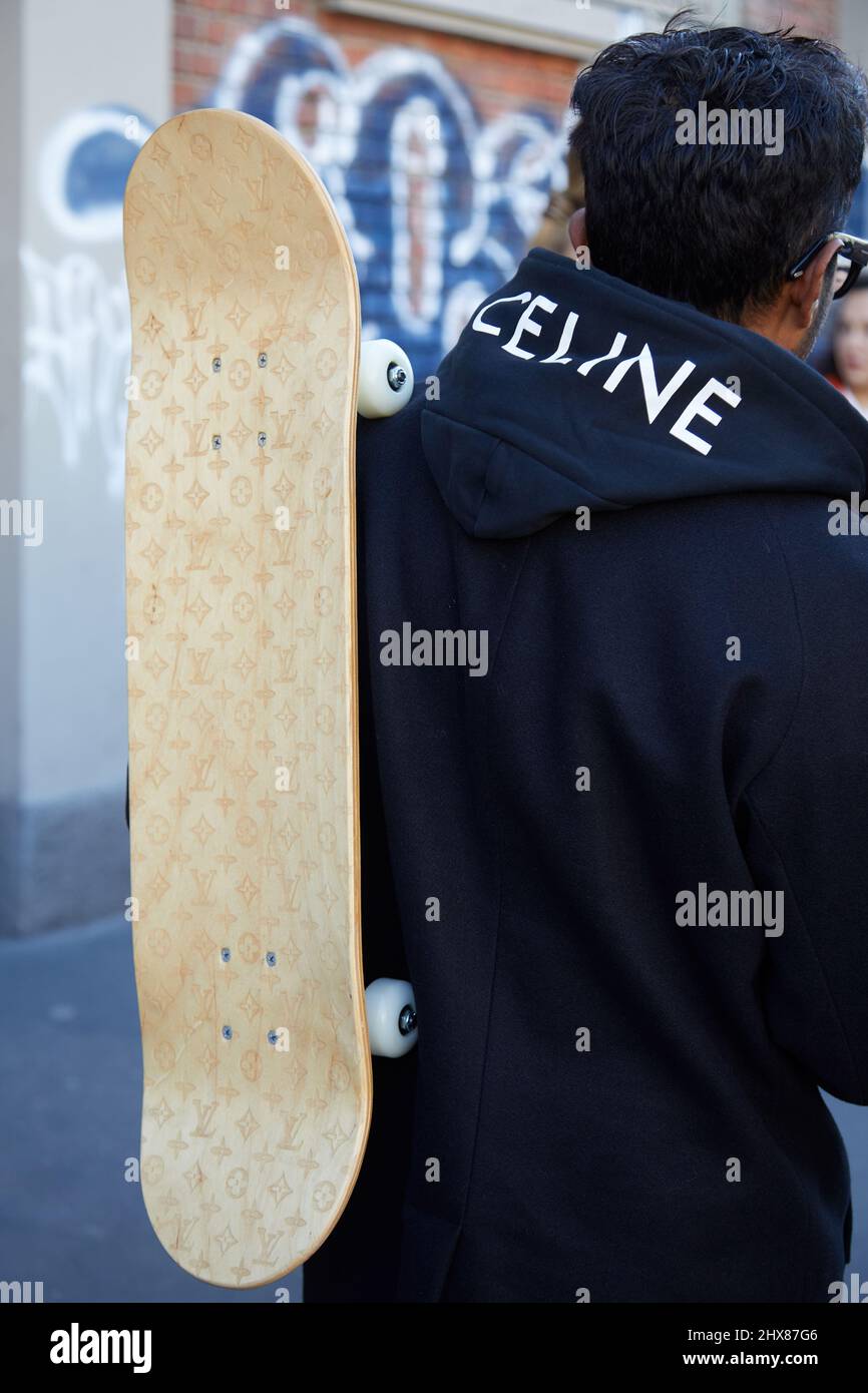 MILAN, ITALIE - 23 FÉVRIER 2022: Homme avec le skateboard Louis Vuitton et  le pull à capuche Céline noir avant le spectacle de mode Fendi, Milan  Fashion week Street style Photo Stock - Alamy