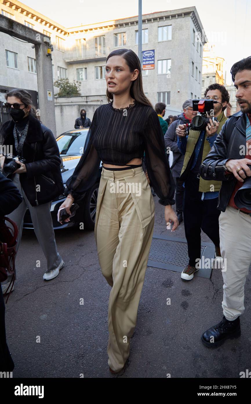 MILAN, ITALIE - 23 FÉVRIER 2022 : Bianca Balti avant le défilé de mode Alberta Ferretti, Milan Fashion week Street style Banque D'Images
