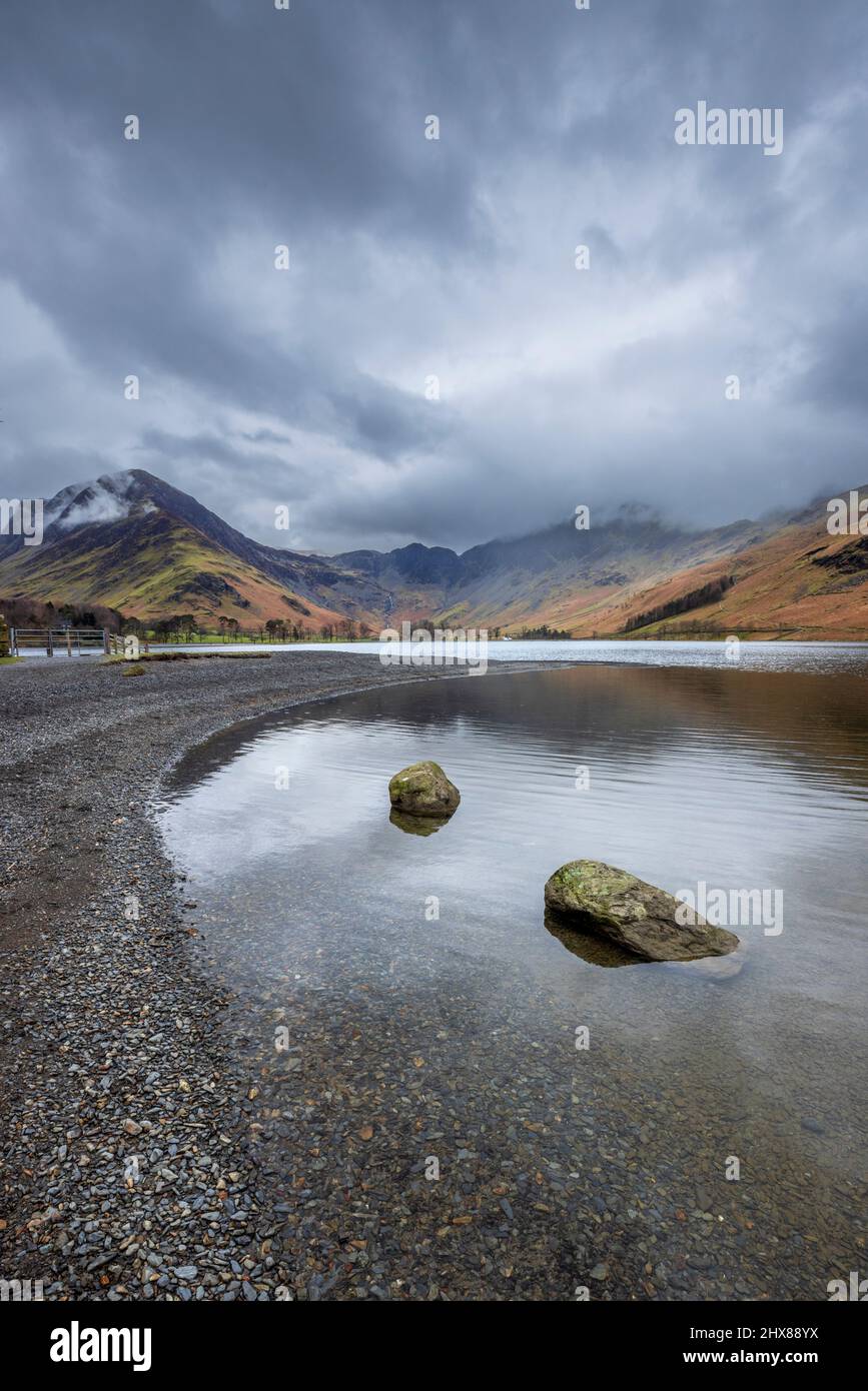 Fleetwith Pike de la rive de Buttermere en hiver, Lake District, Angleterre Banque D'Images