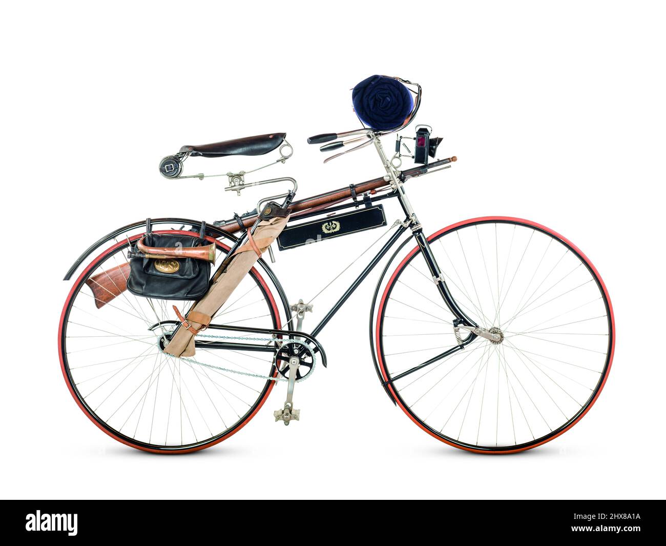 Columbia Military Bicycle (le plus ancien exemple d'un modèle militaire, avec une valise à munitions, une couverture, un fusil et un bugle), États-Unis, 1890, vue latérale, côté roue Banque D'Images