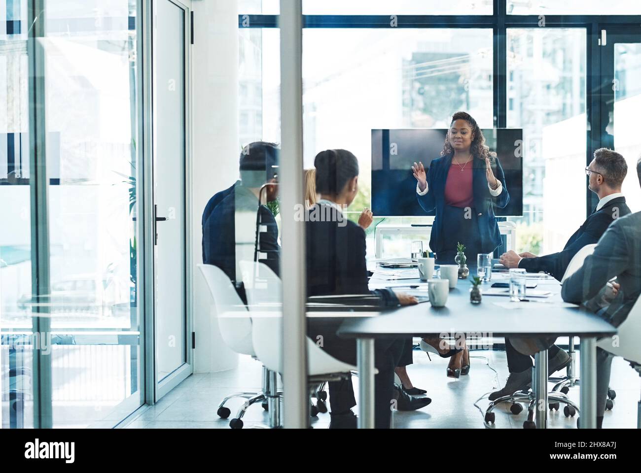 Vous devez voir la vue d'ensemble. Photo en longueur d'une jeune femme d'affaires attirante qui donne une présentation dans la salle de réunion. Banque D'Images