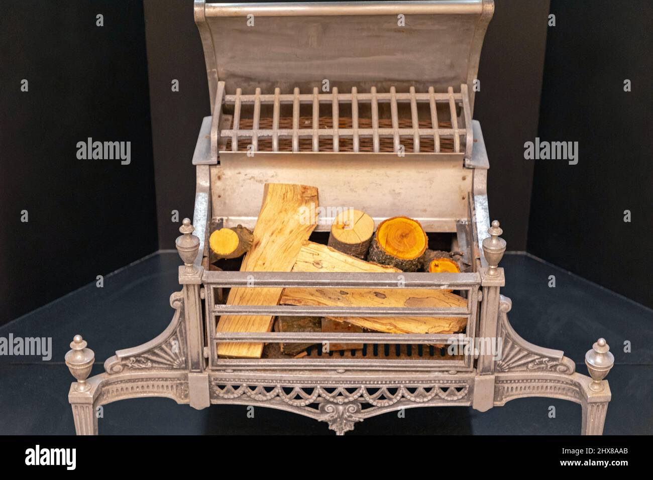 Cheminée classique en fer forgé dans la maison Banque D'Images