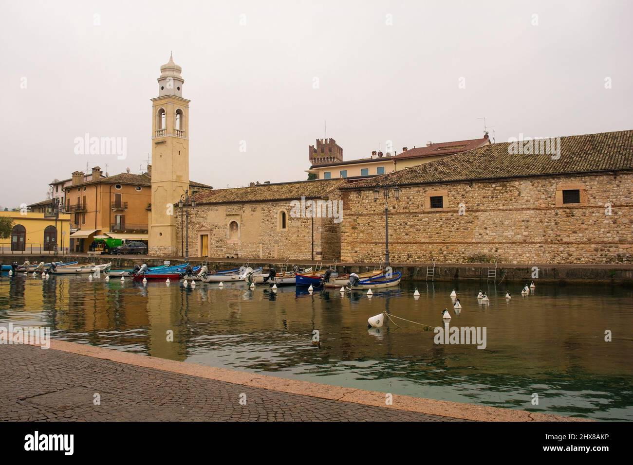 Lazise, Italie - décembre 27th 2021. Hivernent au vieux port historique de Lazise sur les rives du lac de Garde, province de Vérone, Vénétie, Italie Banque D'Images