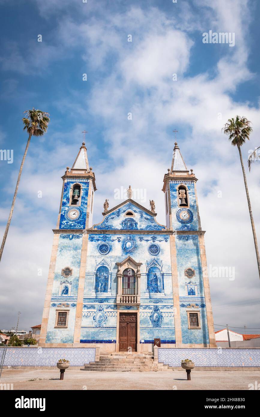Église portugaise de Cortegaça avec façade décorée de carreaux bleus Banque D'Images