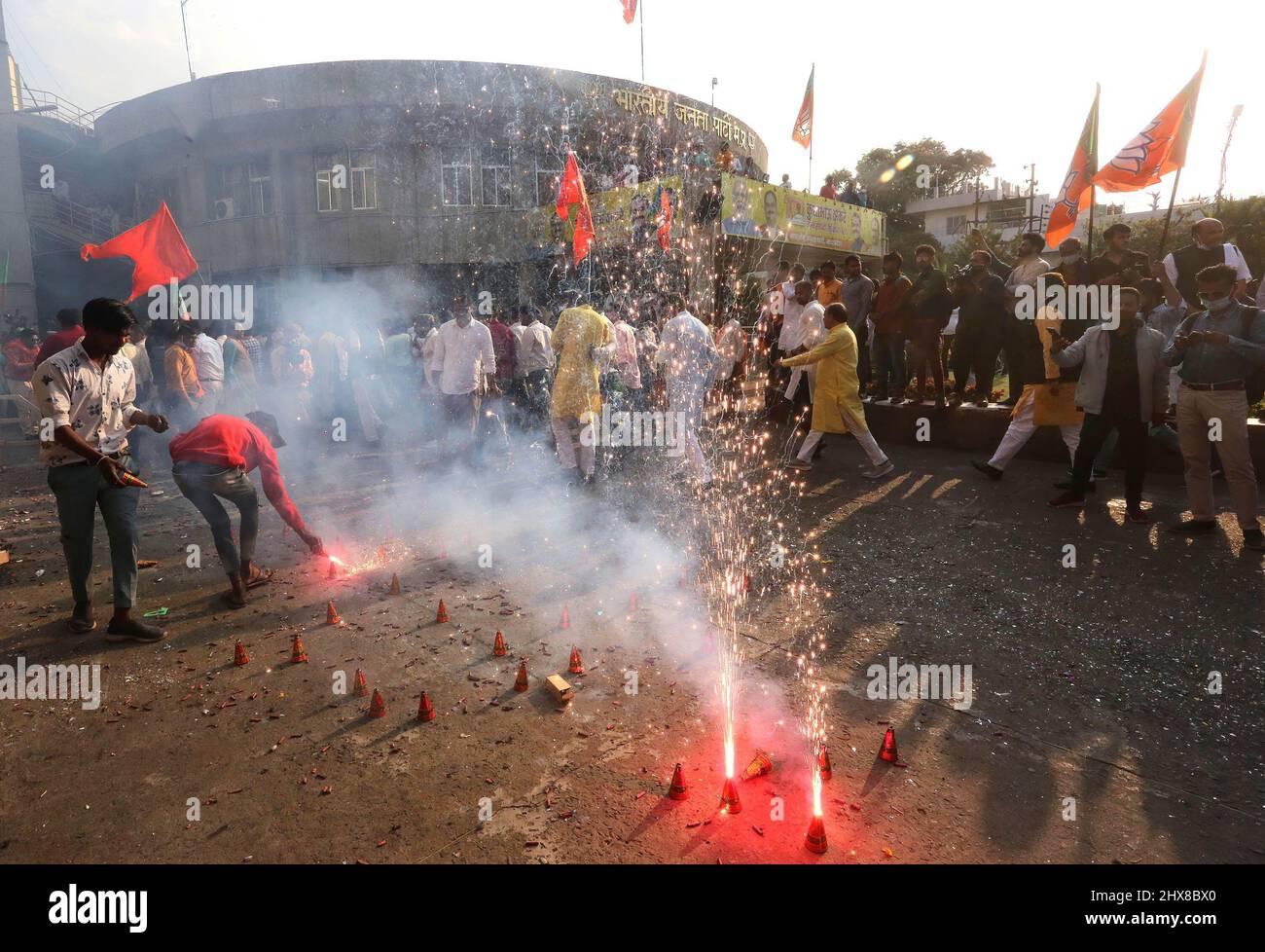 Bhopal, Inde. 10th mars 2022. Les travailleurs du parti Bharatiya Janata brûlent des pétards lorsqu'ils célèbrent la victoire du parti dans l'Uttar Pradesh, Uttarakhand, Manipur et Goa State Assembly Election au siège de l'Etat du BJP. Le Parti Bharatiya Janata doit conserver le pouvoir dans l'Uttar Pradesh, l'Uttarakhand, le Manipur et le Goa, tandis que le Parti AAM Aadmi a arraché le Punjab du Congrès. Crédit : SOPA Images Limited/Alamy Live News Banque D'Images