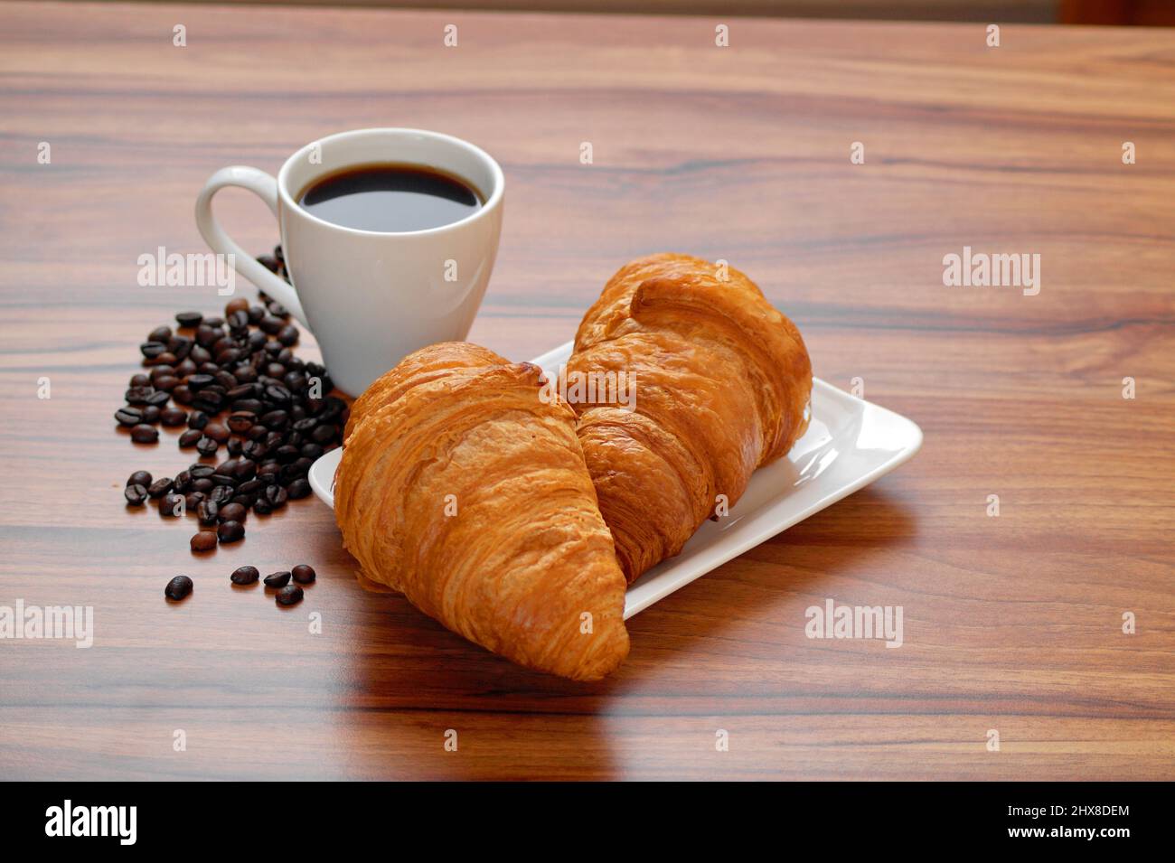 Une tasse de café et deux croissants est un bon début de journée. Petit déjeuner continental Banque D'Images