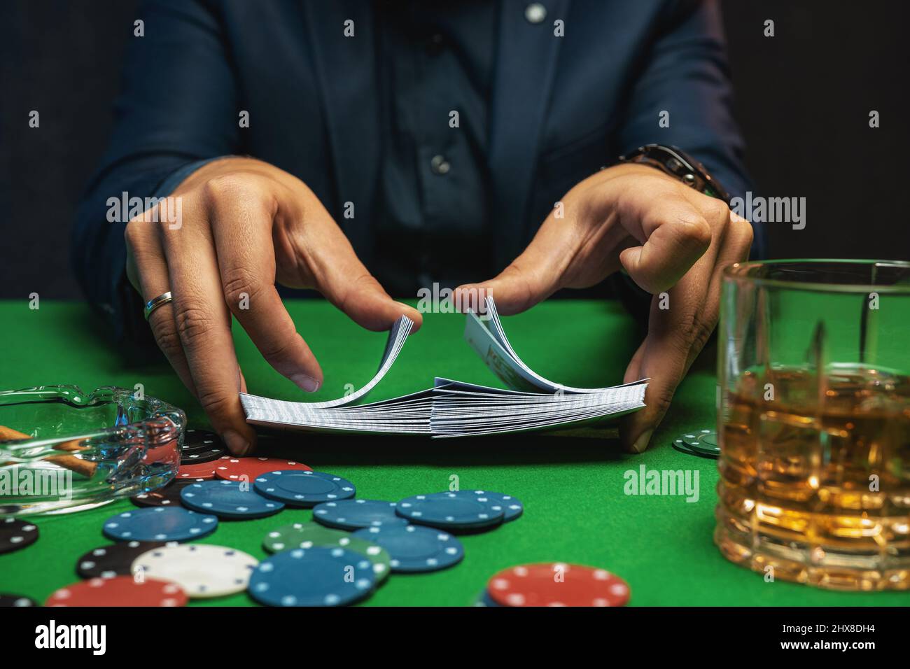 Le joueur de poker joue les cartes de poker dans le casino. Banque D'Images