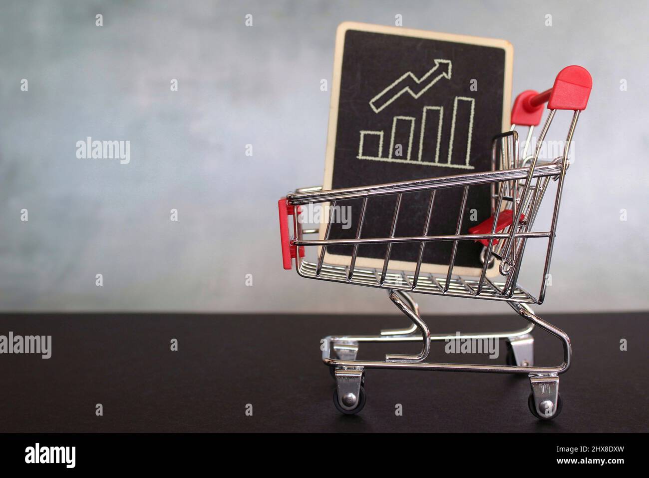 Tableau des ventes à l'intérieur du chariot. Copier l'espace pour le texte. Développement de l'entreprise et concept de profit. Banque D'Images