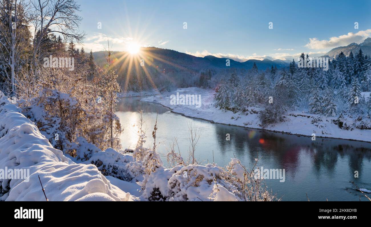 Rivière Isar près de Lenggries après de fortes chutes de neige au coucher du soleil, vue vers la vallée de Jachenau. Allemagne, Bavière Banque D'Images
