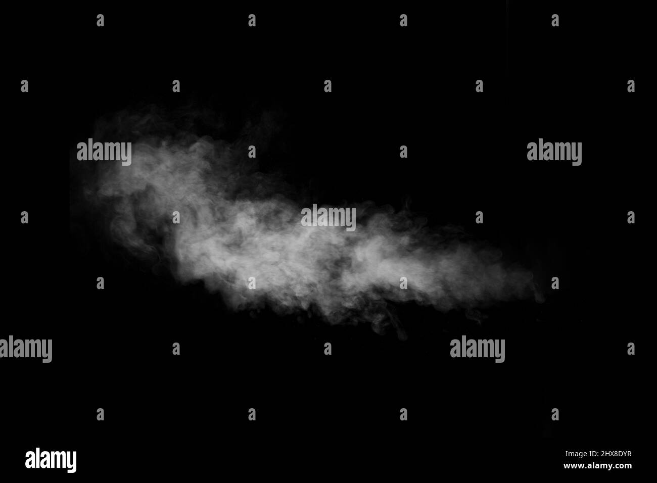 Tourbillons, fumée tourbillonnante, vapeur, isolés sur un fond noir pour se superposer à vos photos. Fragment de vapeur verticale. Arrière-plan abstrait fumé, Banque D'Images