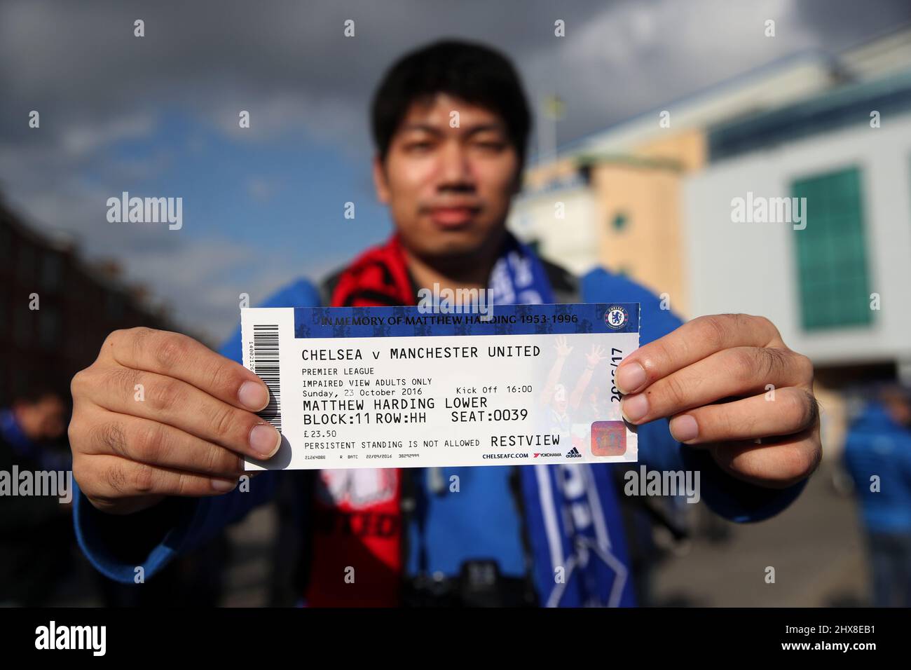Photo du dossier datée du 23-10-2016 d'Un fan de Chelsea tient son billet  de match à l'extérieur du sol avant le match. Chelsea a été empêchée de  vendre des billets de match
