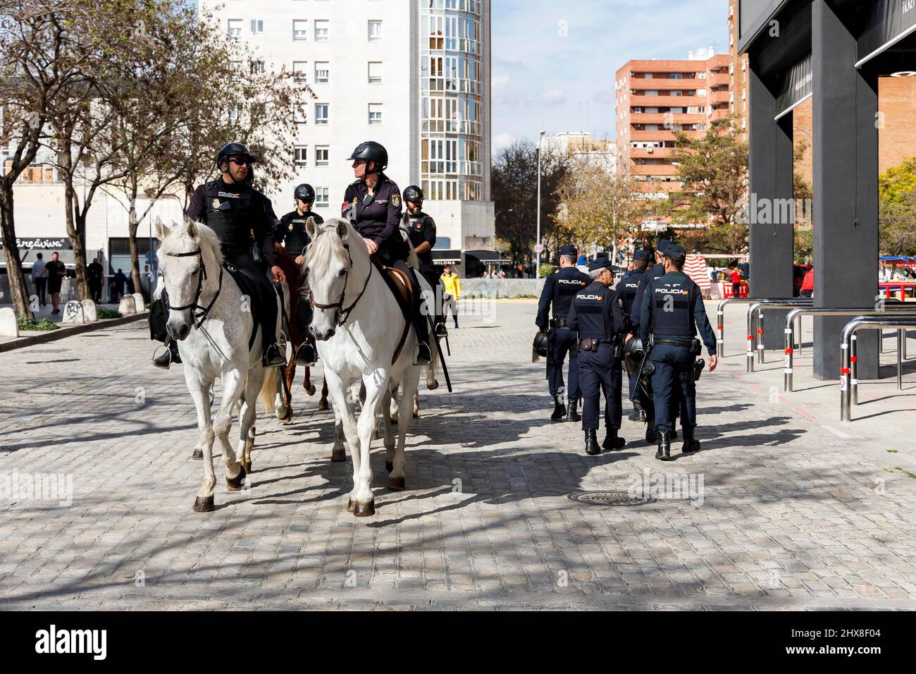 Séville, Espagne. 10th mars 2022. La police à cheval avant l'UEFA Europa League Round de 16 match de première jambe entre Séville et West Ham United au stade Ramon Sanchez Pizjuan, le 10th 2022 mars à Séville, Espagne. (Photo de Daniel Chesterton/phcimages.com) Credit: PHC Images/Alamy Live News Banque D'Images