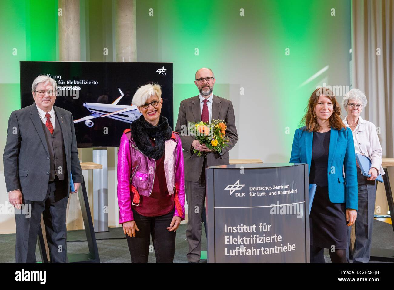 10 mars 2022, Brandenburg, Cottbus: L'Institut de propulsion aérospatial électrifié est ouvert dans le centre de démarrage de Cottbus. Jörg Steinbach (SPD, l-r), Ministre de l'économie de l'État de Brandebourg, Anke Kaysser-Pyzalla, Présidente du Conseil exécutif du DLR, Lars Enghardt, Directeur par intérim de l'Institut de propulsion aérospatial électrifiée du DLR, Anna Christmann, Coordinatrice du gouvernement fédéral pour l'aérospatiale allemande, Et Inge Schlotzhauer, du ministère de la Science, de la recherche et de la Culture, État de Brandebourg, dévoile une stèle. Cet institut au Centre aérospatial allemand e.V. (DLR) f Banque D'Images