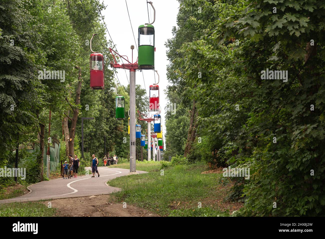 KHARKIV, UKRAINE - 3 AOÛT 2021 : il s'agit d'un téléphérique dans le parc de la ville. Banque D'Images