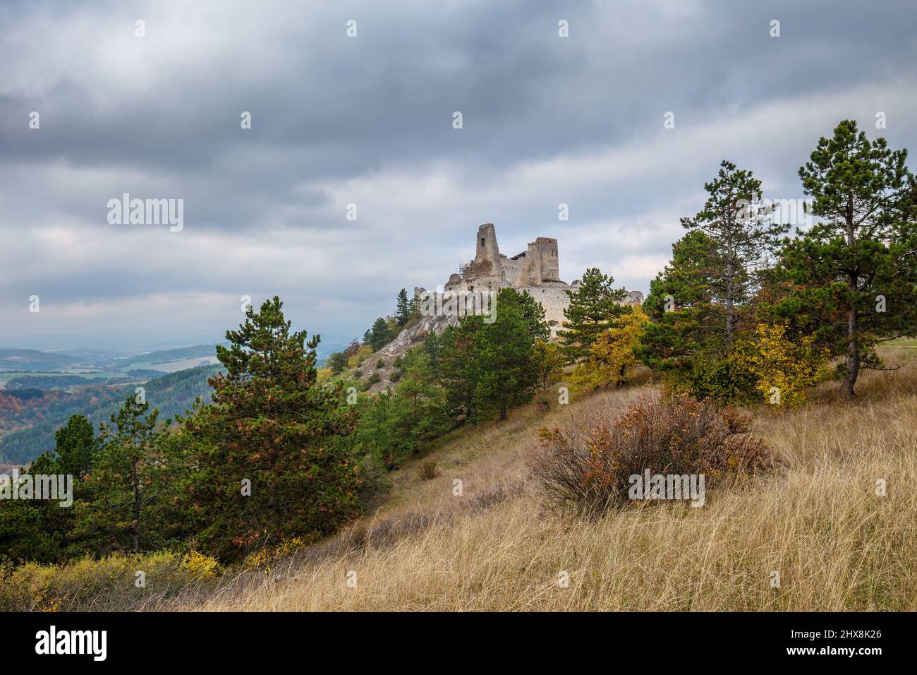 Château de Cachtice avec paysage environnant en automne, Slovaquie, Europe. Banque D'Images