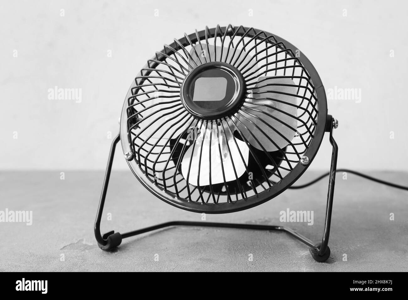 Ventilateur électrique sur fond clair Banque D'Images