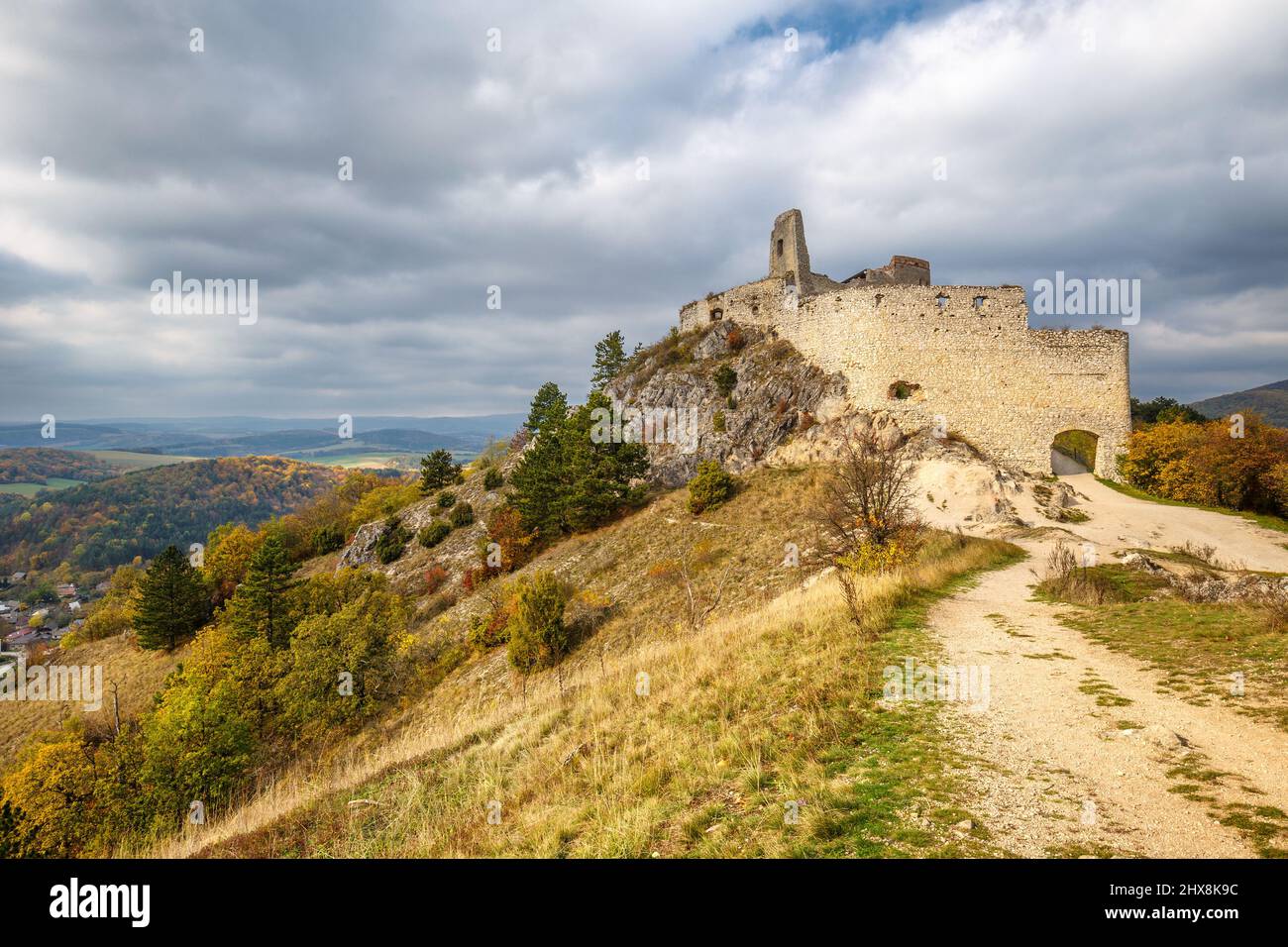 Château de Cachtice avec paysage environnant en automne, Slovaquie, Europe. Banque D'Images