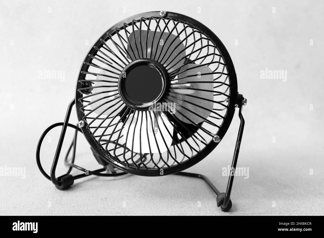 Ventilateur électrique sur fond clair Banque D'Images