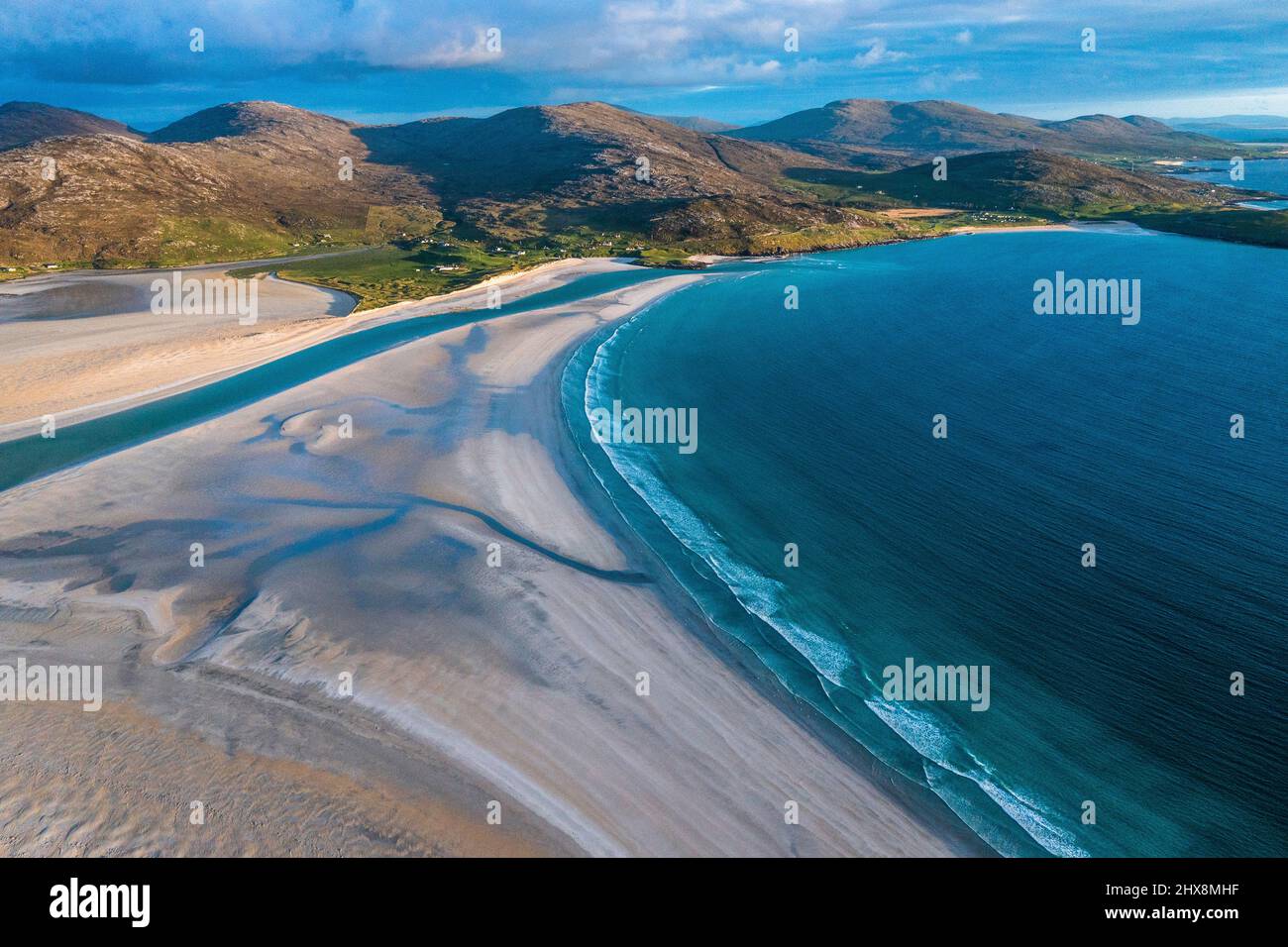 Ce n'est pas une âme en vue, car les eaux d'aigue-mer se trouvent contre cette plage blanche parfaite. Banque D'Images