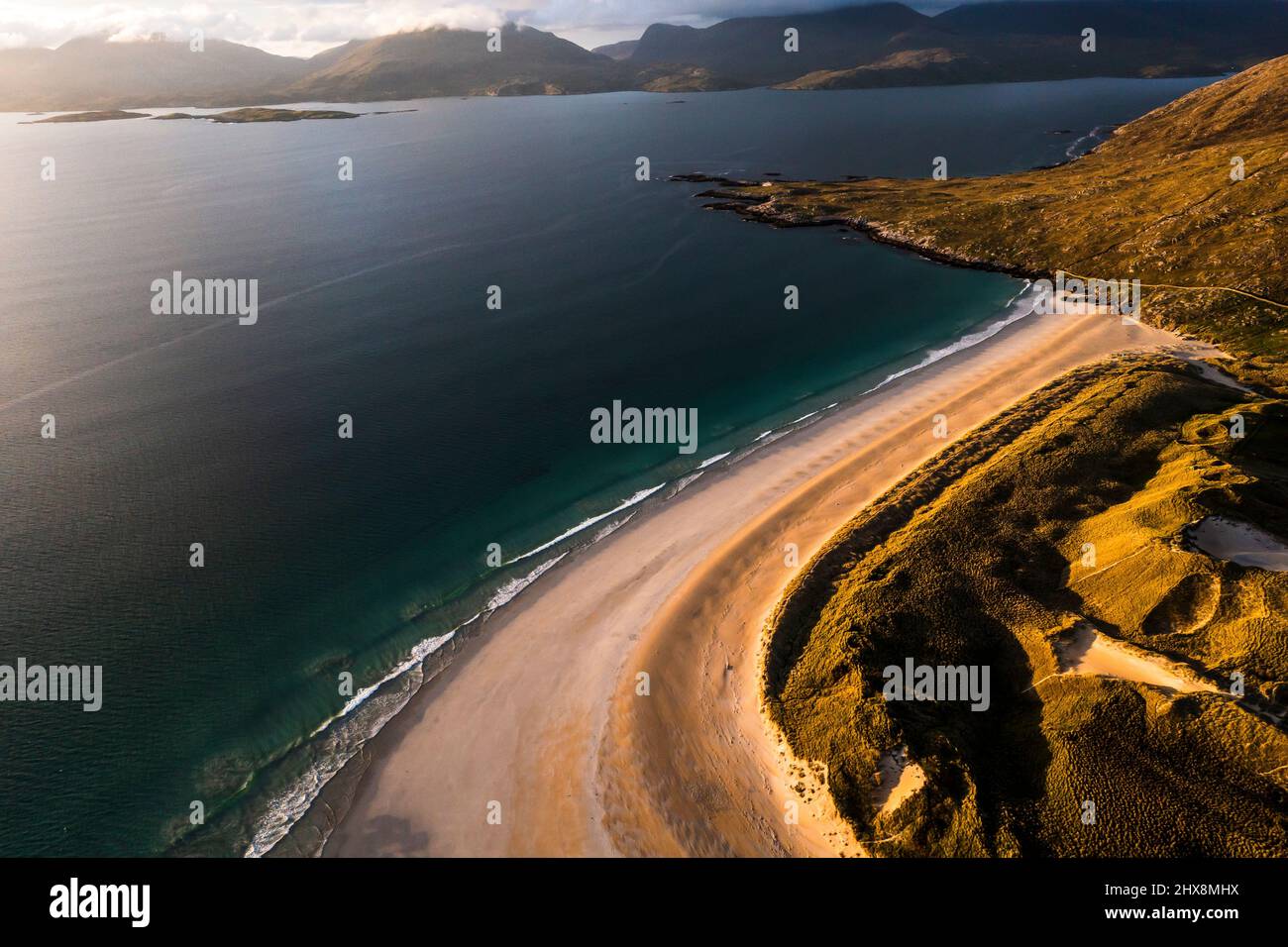 Ce n'est pas une âme en vue, car les eaux d'aigue-mer se trouvent contre cette plage blanche parfaite. Banque D'Images