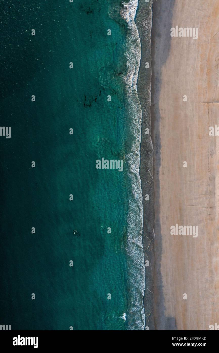 Ce n'est pas une âme en vue, car les eaux d'aigue-mer se trouvent contre cette plage blanche parfaite. Banque D'Images