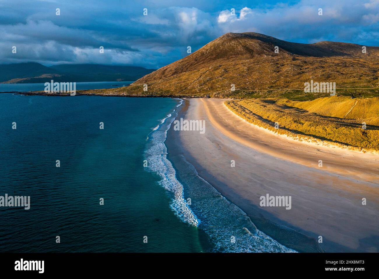 Ce n'est pas une âme en vue, car les eaux d'aigue-mer se trouvent contre cette plage blanche parfaite. Banque D'Images