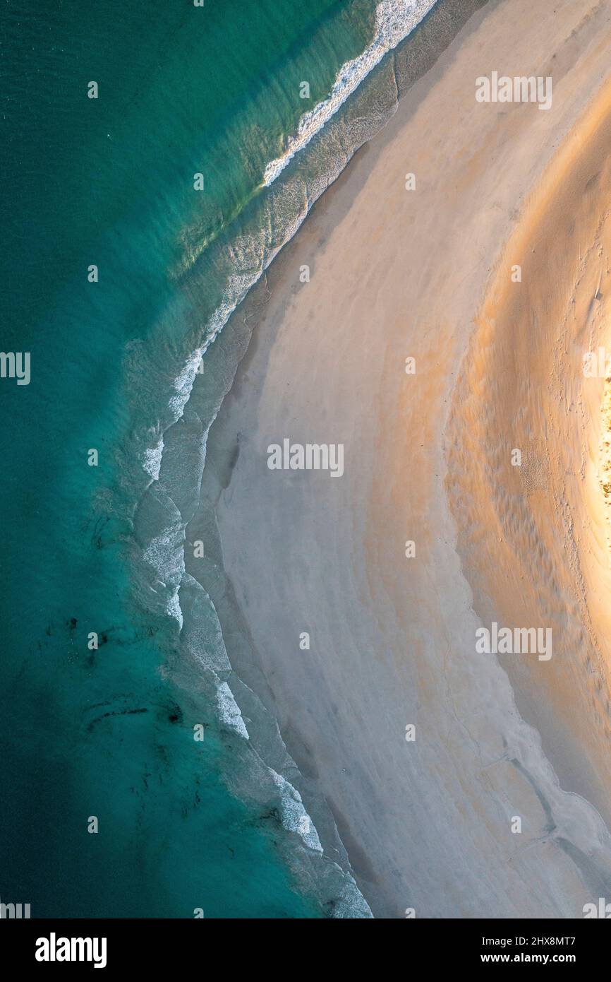 Vue aérienne sur les vagues de la plage de LUSKENTIRE sur l'île de Harris Banque D'Images