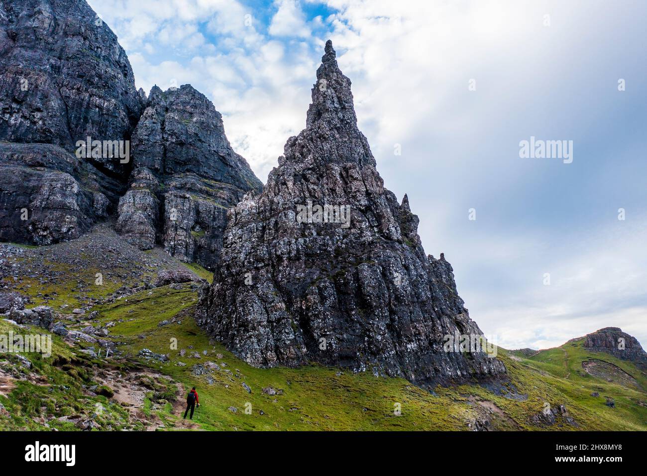 Cette majestueuse formation de roche spectaculaire pointe vers le ciel. Banque D'Images