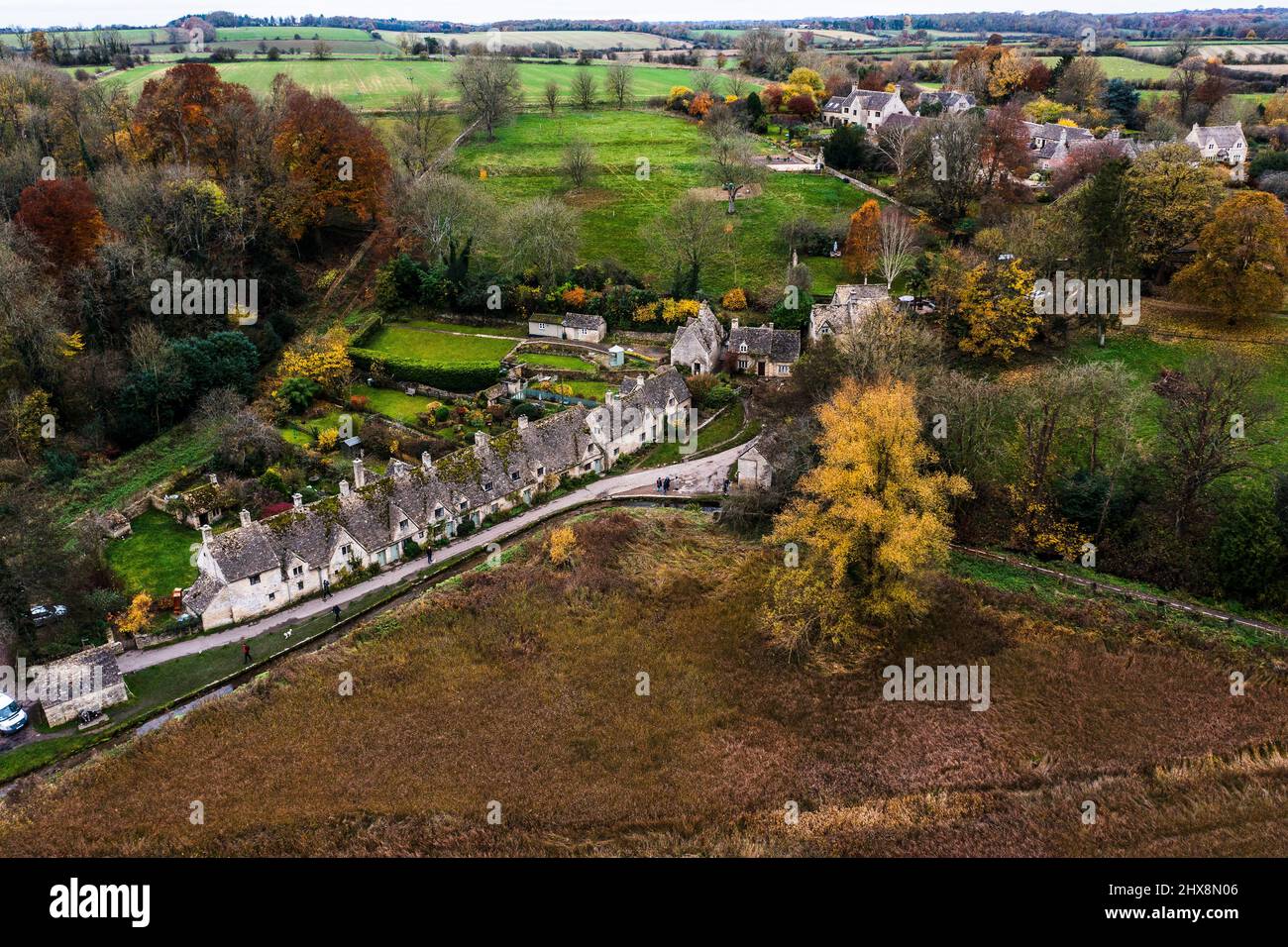 Une vue d'oiseau insolite de cette rangée bien connue et très visitée de maisons de Cotswold, encadrée par des arbres automnaux. Banque D'Images