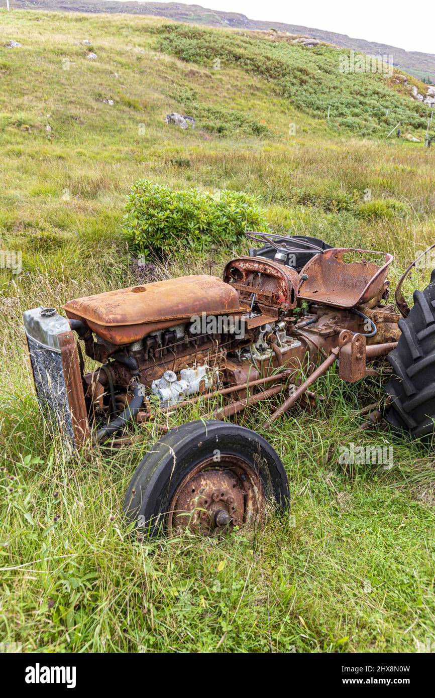 Un vieux tracteur rouillé chez APPLECROSS, Highland, Écosse, Royaume-Uni. Banque D'Images