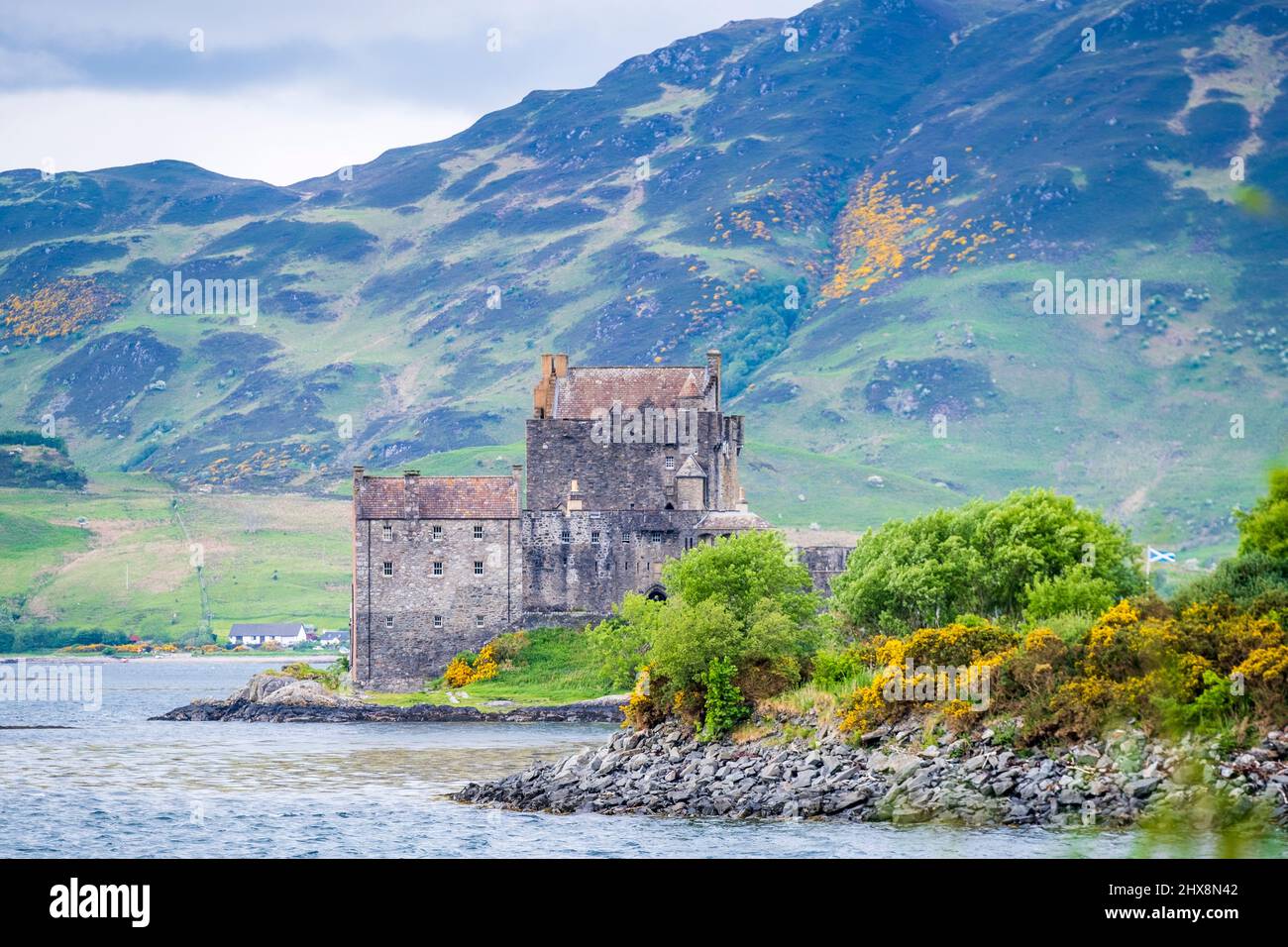 Le château Eilean Donan en Écosse, au printemps. Banque D'Images